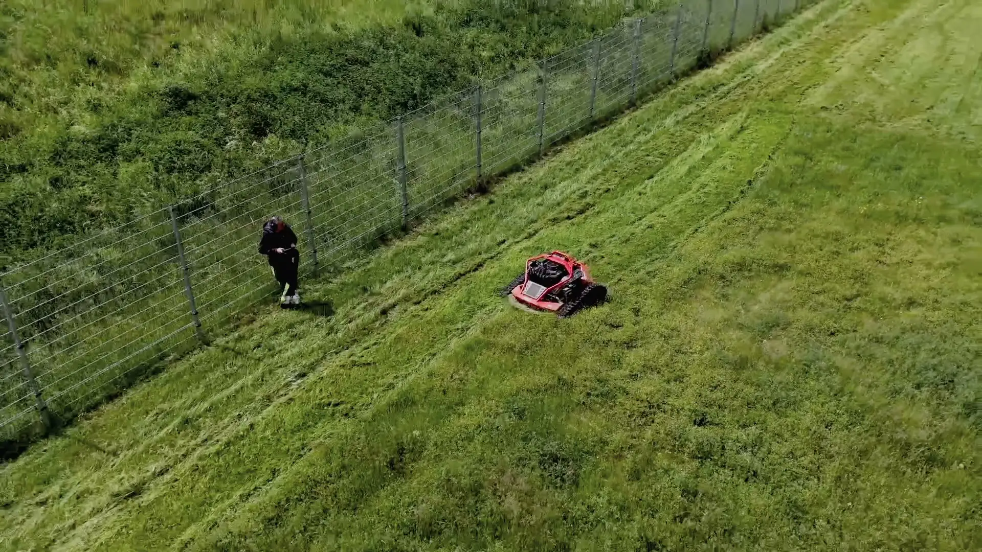 Mähraupe bei der Pflege einer Böschung