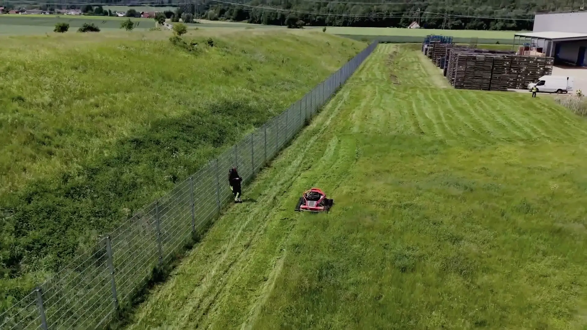 Ferngesteuerte Mähraupe beim Mähen einer Böschung