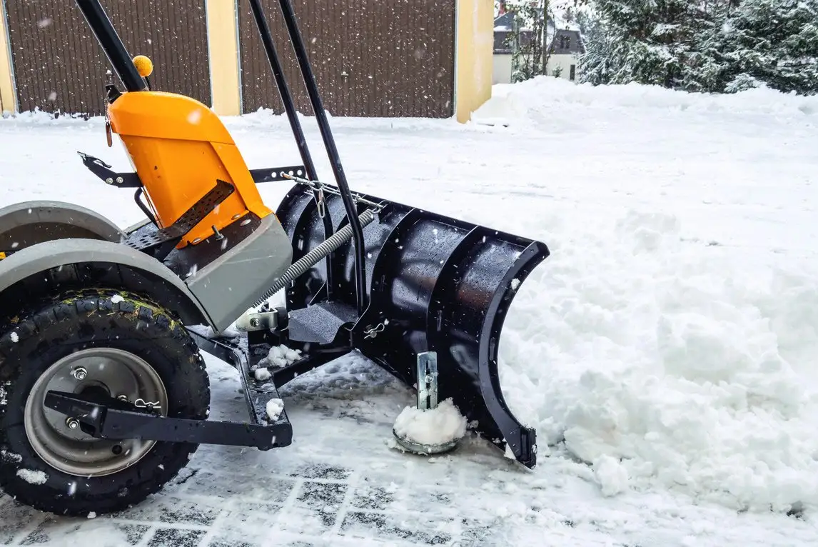 Winterdienst mit dem Schneepflug